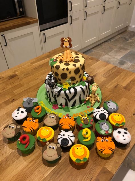 Animal Birthday Party Food, Animal Theme Birthday Cake, Cake Jungle Theme, Zoo Animal Birthday Cake, Jungle Animal Cupcakes, Safari Cupcakes Jungle Theme, Animal Theme Cake, Jungle Theme Birthday Cake, Jungle Birthday Cake