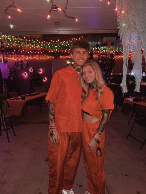 Cute costune ideas for halloween Couples Prisoner Costume, Hot Prisoner Costume, Prison Halloween Costume, Halloween For Couples, Prisoner Halloween Costume, Best Halloween Costumes For Couples, Inmate Costume, Warm Halloween Costumes, Halloween Prisoner Costume