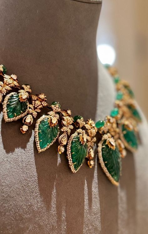 Gold Jada Designs, Polki Jewellery Brides, Emerald Necklace Indian, Polki Designs, Jada Designs, Gold Jada, Long Haram, Bridal Necklace Designs, Gold Bridal Necklace