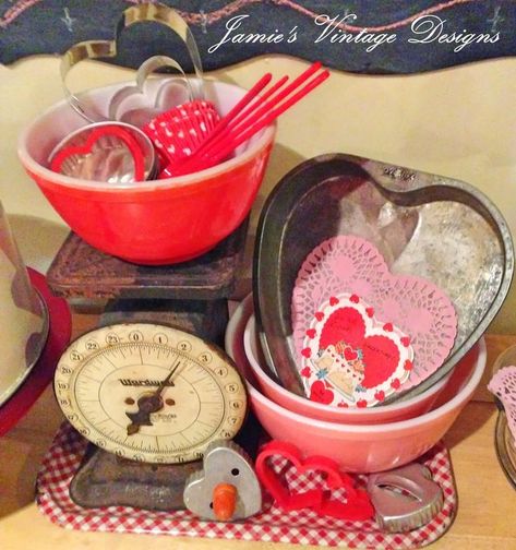 Vintage Valentines Gifts, Vintage Valentines Decor, Antiques Display, Kitchen Design Vintage, Valentine Painting, Valentine Display, Winter Valentines, Heart Kitchen, Vintage Valentine Crafts