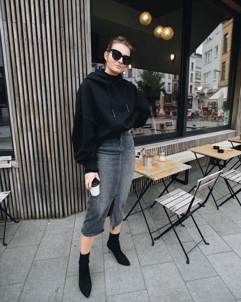 2,179 Likes, 23 Comments - POLIENNE by Paulien Riemis 🌙 (@paulienriemis) on Instagram: “Sleek Sunday, showing off my fave #calvinklein denim skirt and waiting for the sunny weather to…” Dark Feminine Era, Sock Boots Outfit, Midi Rock Outfit, Denim Midi Skirt Outfit, Black Denim Midi Skirt, Feminine Era, Sleek Outfit, Denim Skirt Trend, Jean Skirt Outfits