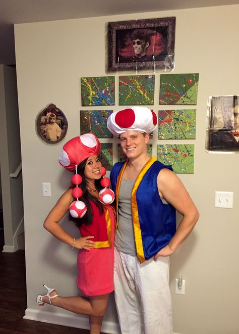 Super Mario Bros Toad and Toadette couple's costume Toad And Toadette Costume Diy, Toad And Toadette Costume, Toad Costume Diy Women, Nintendo Costumes, Toad Mario Costume, Toadette Costume, Mario Kart Costumes, Mario Bros Costume, Toad Costume