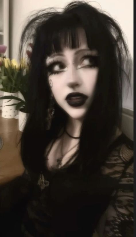 Goth Makeup Black Lipstick, Goth Makeup Natural, Goth Hair Inspiration, Goth Alt Makeup, Trad Goth Makeup Ideas, Trad Goth Makeup Tutorial, Makeup Looks Goth, Goth Makeup Everyday, Trad Goth Eye Makeup