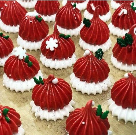 Christmas Meringue Cookie, Christmas Meringue Ideas, Meringue Christmas, Christmas Meringue, Meringue Cookie Recipe, Meringue Desserts, Christmas Cookie Box, Christmas Cake Designs, New Year's Cake