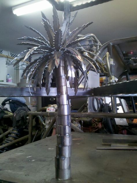 Hand made palm tree 2 Metal Palm Tree Outdoor, Ornate Metalwork, Metal Palm Tree, Metal Cactus, Metal Gates Design, Cool Welding Projects, Horseshoe Projects, Abstract Metal Wall Art, Hand Palm