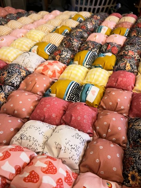 puff quilt sewing easy begginer scraps Quilt Easy, Sewing Easy, Puff Quilt, Blanket Ideas, Easy Quilts, Quilting Ideas, Quilt Sewing, Easy Sewing, Sewing Projects