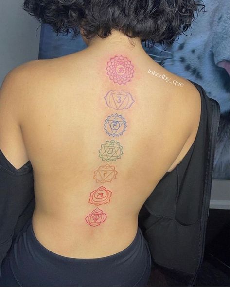 Men's Back Tattoos, 7 Chakras Tattoo, Chakras Tattoo, Brazilian Tattoo, Spine Tattoo Ideas, Earthy Tattoos, Chakra Tattoo, Tattoo On Back, Cute Hand Tattoos