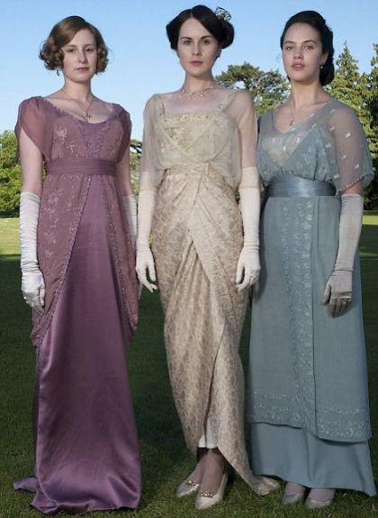 Historical style: Dowton Abbey. those dresses are really cool especially the sisters of Dowton Abbey!! Downtown Abbey Fashion, Downton Abbey Season 1, Women In Dresses, Downton Abbey Costumes, Downton Abbey Dresses, Lady Sybil, Style Année 20, Jessica Brown Findlay, Downton Abbey Fashion