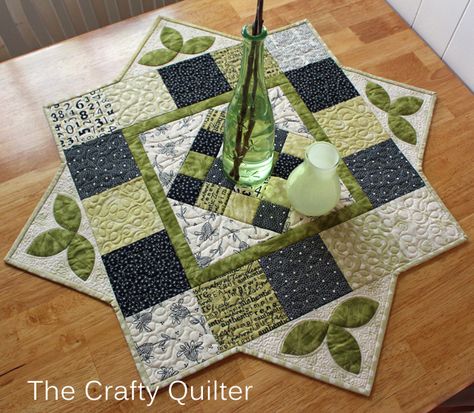 Quilted Table Toppers Patterns Free, Quilted Placemat, Table Topper Patterns, Table Quilts, Place Mats Quilted, Placemats Patterns, Quilted Table Toppers, Table Runner And Placemats, Table Runner Pattern