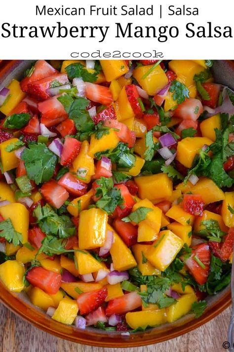 Strawberry mango salsa | This is one of the best fresh fruit salsa, prepared with few ingredients in just 10 minutes. A perfect Mexican fruit salad to enjoy in summer with tacos, tortilla chips, and in wraps. #strawberrysalsa #strawberrymangosalsa #mexicansalsa #salsa #fruitsalad #partyideas #appetizers Mexican Fruit Salad, Peach Salsa Recipe, Strawberry Mango Salsa, Mexican Fruit Salads, Mexican Fruit, Peach Salsa Recipes, Mexican Food Recipes Appetizers, Sandwich Vegetarian, Strawberry Salsa