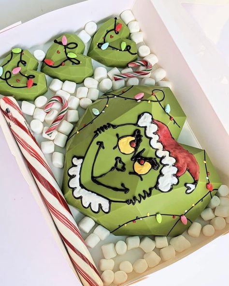 Grinch Breakable Heart, Cake Pop Boxes, Chocolate Pinata, Breakable Heart, Chocolate Covered Strawberries Bouquet, Pinata Cake, Boozy Desserts, Custom Desserts, Hot Chocolate Marshmallows