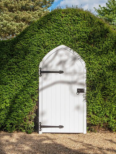 A charming garden door in a hedge trimmed to match at Dipley Mill in Hampshire Hedge Gate Entrance, Gate In Hedge, Garden Door, Gate Between Hedges, Hedge Archway, Ivy Covered Gate, Hicks Yew Hedge, Brick Wall Gardens, Garden Gate