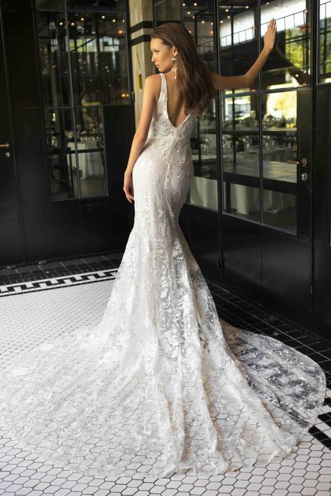 Carolina - Rish Rish Bridal, Sultry Style, Making A Wedding Dress, Deep Side Part, Glam Bride, Boho Gown, Bridal Atelier, Flare Gown, Bridal Fashion Week