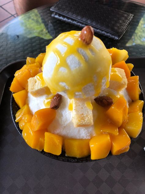 Mango Bingsu Mango Bingsu, Es Cream, Ice Cream Smoothie, Mango Ice Cream, Thai Dessert, Food Combining, Yummy Comfort Food, Food Recepie, Japan Food