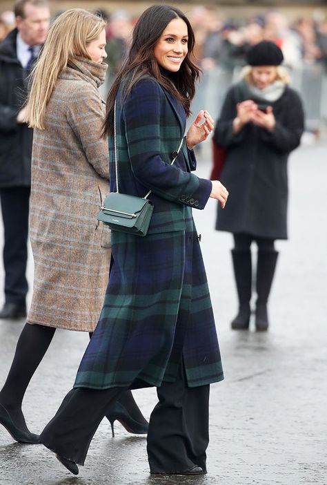 Meghan Markle and Harry are in Scotland for their first official joint visit. See Markle's look and how she's doing things differently from Middleton here. Estilo Meghan Markle, Meghan Markle Outfits, Tartan Coat, The Suits, Meghan Markle Style, Statement Coat, Burberry Coat, Princesa Diana, Prince Harry And Meghan