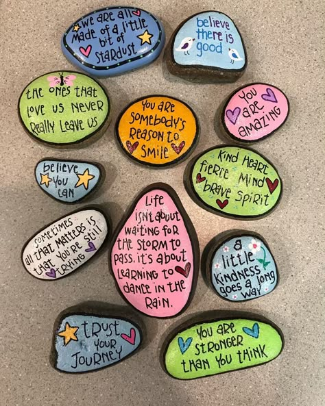 Note Motivation, Rock Sayings, Rock Diy, Nursing Home Gifts, Stone Quotes, Rock Painting Flowers, Barn Wood Picture Frames, Pebble Art Family, Diy Rock Art