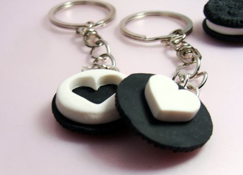 BFF Oreo Cookie Key Chains - Best Friends Set of 2 Key Chains - Cookie Charms. $25.95, via Etsy. Friendship Cookies, Cookies Best, Fimo Kawaii, Keychain Couple, Clay Keychain, Diy Air Dry Clay, Clay Diy Projects, Tanah Liat, Clay Crafts Air Dry