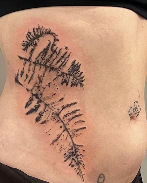 Tillie Roy on Instagram: "Liquorice Fern prints turned tattoo! I knocked my gun speed down as low as I could to achieve the softer look! my lovely client @l.urad ( who also does tats) is thinking of getting a symmetrical rib tat later on down the line, so we decided to make this light enough that they could add something overtop later🌿" Nature Knee Tattoo, Abstract Plant Tattoo, Symmetrical Tattoos, Symmetrical Tattoo, Stick Tattoo, Fern Prints, Fern Tattoo, Funky Tattoos, Tattoo Time