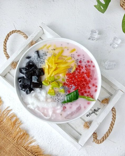 Bahan dan Cara membuat Es Campur Mutiara Kuah Santan https://resepmamiku.com/es-campur-mutiara-kuah-santan-dapoerliandra Es Campur Photography, Es Campur Aesthetic, Makanan Aesthetic, Es Campur, Indonesian Desserts, Buka Puasa, Chinese Dessert, Indonesian Cuisine, Makanan Diet