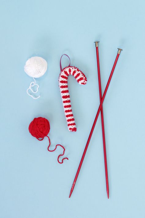 Christmas Knitting Projects, Knit Christmas Ornaments, Knitted Christmas Decorations, Christmas Candy Cane Decorations, Christmas Knitting Patterns Free, Yarn Scraps, Trendy Knitting, Holiday Mantle, Easy Knitting Projects