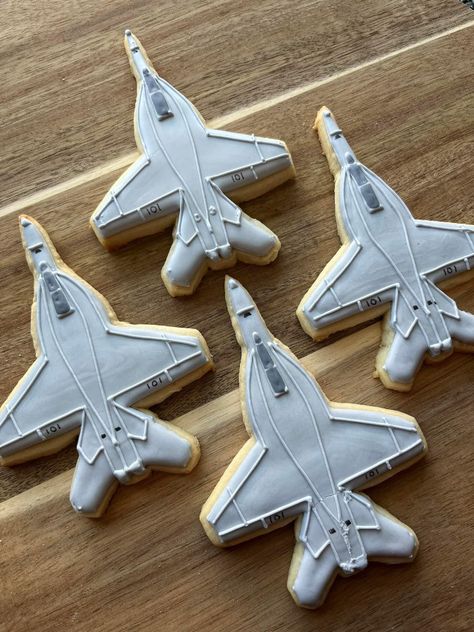 Jet Cookies Decorated, Air Force Birthday Party Ideas, Jet Themed Birthday Party, Jet Birthday Party, Fighter Jet Cake, Jet Cake, Engineering Party, Air Force Baby, Airplane Birthday Cakes