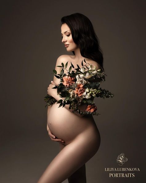 𝐋𝐈𝐋𝐈𝐘𝐀 𝐋𝐔𝐁𝐄𝐍𝐊𝐎𝐕𝐀 𝐏𝐎𝐑𝐓𝐑𝐀𝐈𝐓𝐒 on Instagram: “Maternity photoshoot for Annika ✨ Hair and make up by @tarahkostenkomakeup Photo @liliyaportraits Flowers @balconifloral Light @profotousa…” Maternity Studio Photoshoot, Maternity Photography Poses Pregnancy Pics, Maternity Studio, Baby Boy Photography, Maternity Photography Poses, Pregnant Couple, Maternity Poses, Maternity Portraits, Stylish Maternity