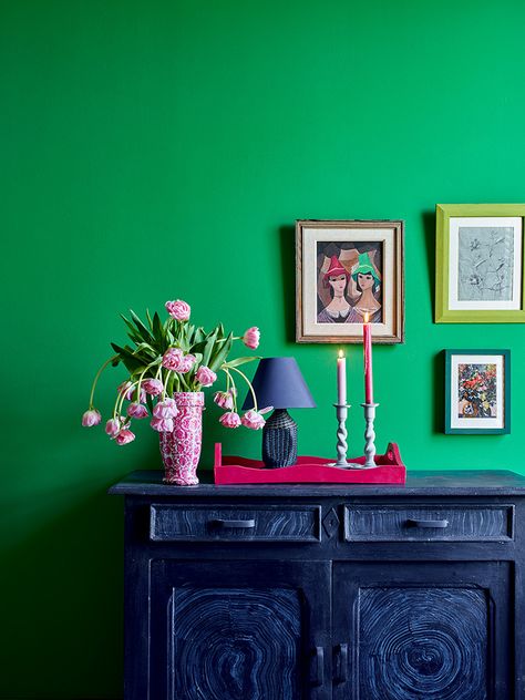 Annie Sloan Wall Paint, What Is Chalk Paint, Green Wall Paint, Fancy Frames, Paint Nature, Green Painted Walls, Colorful Walls, Selvedge Magazine, Creative Wall Painting