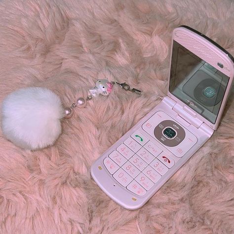 Flip Phone 2000s Aesthetic, 2000s Flip Phone Aesthetic, Electronic Aesthetic, Pink Flip Phone, Pink Electronics, Flip Phone Aesthetic, Momo Aesthetic, Cybercore Y2k, 2000 Aesthetic