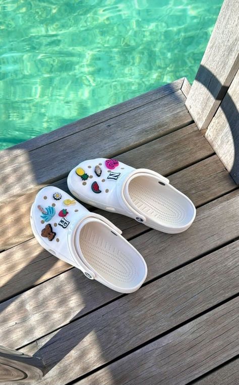 Crocs Aesthetic White, Crocs And Jibbitz, Crocs Jibbitz Aesthetic, White Crocs Aesthetic, Crocs Vsco, Jibbitz Crocs Ideas, Vsco Shoes, Crocs Aesthetic, Crocs Fashion