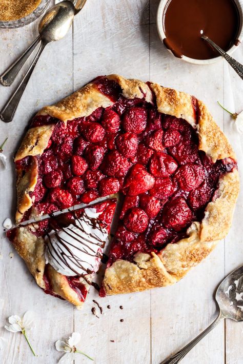 Strawberry Recipes Vegan, Vegan Galette, Healthy Strawberry Recipes, Rustic Pie, Vegetarian Inspiration, Strawberry Galette, Food Composition, Mascarpone Recipes, Dream Dessert