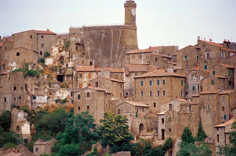 Sorano Life In Italy, Visiting Italy, Italy Travel Guide, Visit Italy, Medieval Town, Beautiful Villages, Tourist Places, Local Travel, Tuscany Italy