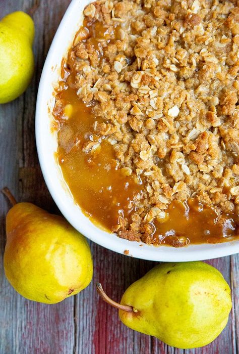 Savory Pear Recipes, Pear Crisp Recipe, Pear Dessert Recipes, Oatmeal Crisp, Pear Crisp, Caramel Pears, Oatmeal Toppings, Pear Dessert, Cooking Oatmeal