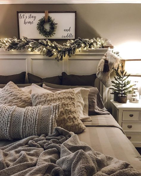 bedroom ideas;christmas decor ideas;christmas decor ideas diy;christmas bedroom;christmas bedroom decor;christmas bedroom decor cozy; Christmas Bedroom Decorations, Winter Bedroom Decor, Holiday Room Decor, Holiday Bedroom, Winter Bedroom, Holiday Room, Christmas Apartment, Bedroom Decorations, Christmas Decor Inspiration