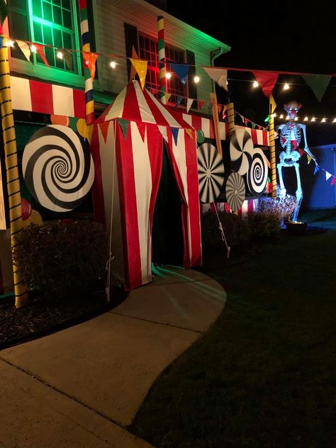 Clown Yard Decorations, Clown Maze Ideas, Haunted Circus Halloween Decorations, Scary Circus Theme Party Decorations, Carnevil Halloween Party Decor, Halloween Decorations Clowns, Creepy Clown Decorations Diy, Scary Circus Decorations, Funhouse Halloween Decorations