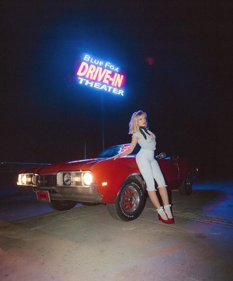 maddi steiner on Instagram: "take her to a drive-in movie!" Drive In Movie Photoshoot Ideas, Drive Thru Photoshoot, Grease Photoshoot Ideas, Drive In Movie Outfit, Drive In Movie Photoshoot, Movie Photoshoot, Drive In Aesthetic Vintage, Diner Aesthetic Photoshoot, Old School Car Photoshoot