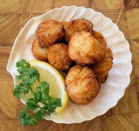 I didnt want to use the same recipe for the beer battered shrimp & fish so found this simple recipe? I loved it for the simple fact of how light the coating was. Didn't get too thick and over power the scallops! Even added a little Old Bay seasoning. Another thumbs up! Delish~ Deep Fried Scallops, Sauteed Scallops, Beer Battered Shrimp, Seafood Scallops, Fried Scallops, Scallops Recipe, Sea Scallops, Shellfish Recipes, Scallop Recipes