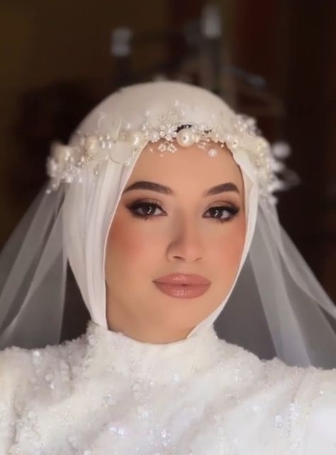 Hijab Bride Veil, Fashion Bride Dresses, Simple Engagement Dress, Engagement Party Photo Ideas, Hijab Veil, Vintage Wedding Gown, Wedding Event Dresses, Muslimah Wedding Dress, Wedding Dress Sketches