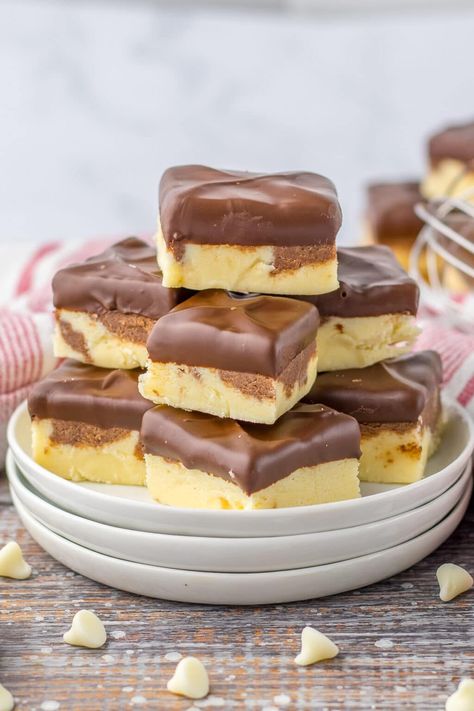 This isn't just any simple fudge recipe; it's a Boston Cream Pie Fudge that tastes so incredible, you'll think you're biting into the real deal. Simple Fudge, Cream Fudge, Candy Creations, Vanilla Fudge, Boston Cream Pie, Fudge Recipes Easy, Boston Cream, Fudge Easy, Candy Recipes Homemade