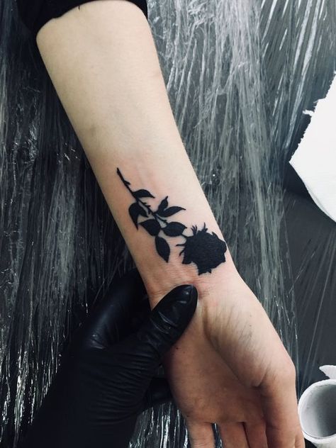 The black rose tattoo is widespread, but do you know its meaning? In the article, you will find the answer to this question and many ideas for such a tattoo. Small Black Tattoos, Black Rose Tattoo, Rose Tattoo Ideas, Delicate Tattoos For Women, Wrist Tattoo Cover Up, Tattoo Design For Hand, Blue Rose Tattoos, Black Rose Tattoos, Wrist Tattoos For Guys