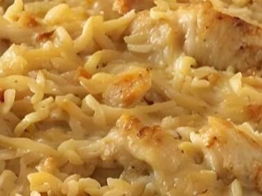 Cheesy Chicken Rice-a-Roni Casserole: Easy, Creamy, and Delicious - NewsBreak Meals With Chicken Rice A Roni, Four Cheese Rice A Roni Recipes, Chicken And Rice A Roni Recipes, Rice A Roni Chicken Casserole, Chicken Rice A Roni Casserole, Rice A Roni Casserole, Rice A Roni Recipes, Chicken Rice A Roni, Homemade Rice A Roni