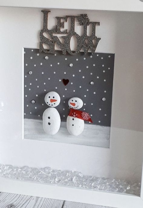 Stone Art Christmas, Winter Pebble Art, Christmas Pebble Art Ideas, Rock Painting Pictures, Pebbles Diy, Button Christmas Cards, Christmas Button Crafts, Christmas Candy Crafts, Holiday Crafts Decorations