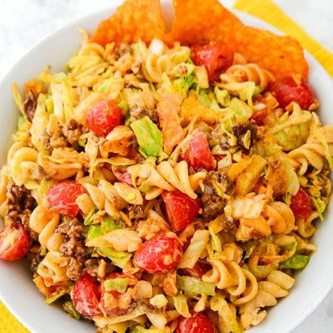 Easy Taco Pasta Salad #familyfreshmeals #taco #tacosalad #pastasalad #tacopastasalad #easypastasalad #sidedish #summersalad Pasta Taco Salad, Pasta Taco, Easy Taco Pasta, Spicy Taco Seasoning, Taco Pasta Salad, Dinner Board, Salad Quinoa, Salads Pasta, Spicy Tacos