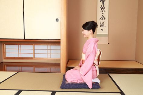 13 Facts You Probably Didn't Know About Tatami | tsunagu Japan All About Japan, One Step Forward, Japanese People, People Sitting, Formal Style, Reception Rooms, Japanese Women, Floor Chair, Japanese Traditional