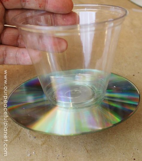 Now, THIS is a useful way to use your old CDs! Who doesn’t have old CDs or DVDs lying around? We’ve got a great upcycle way for our feathered friends have yummy stuff to eat. Plastic Cup Crafts, Sparkle Ball, Old Cd, Diy Fountain, Old Cds, Cup Crafts, Diy Simple, Plastic Cups, Plastic Cup