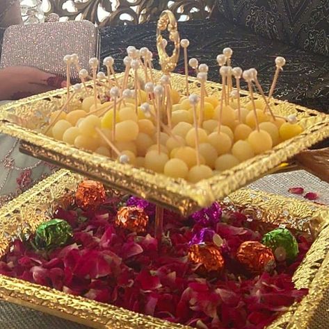 Mahndi Plates Ideas, Methai Decor For Engagement, Sweets Plate Decoration For Engagement, Mithai Decoration Ideas, Qabool Hai Props For Sweets, Pakistani Baat Pakki Decor, Haldi Table Decoration, Mehendi Plate Decoration Ideas, Mehndi Tray Decoration Ideas