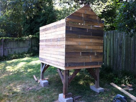 My 4x6 Pallet Coop Build (Completed, PIC HEAVY) | Page 2 | BackYard Chickens Easy Diy Coop, How To Build A Chicken Coop Easy, Pallet Chicken Coops, Chicken Village, Pallet Coop, Pallet Chicken Coop, Cheap Chicken Coop, Katt Diy, Cheap Chicken Coops