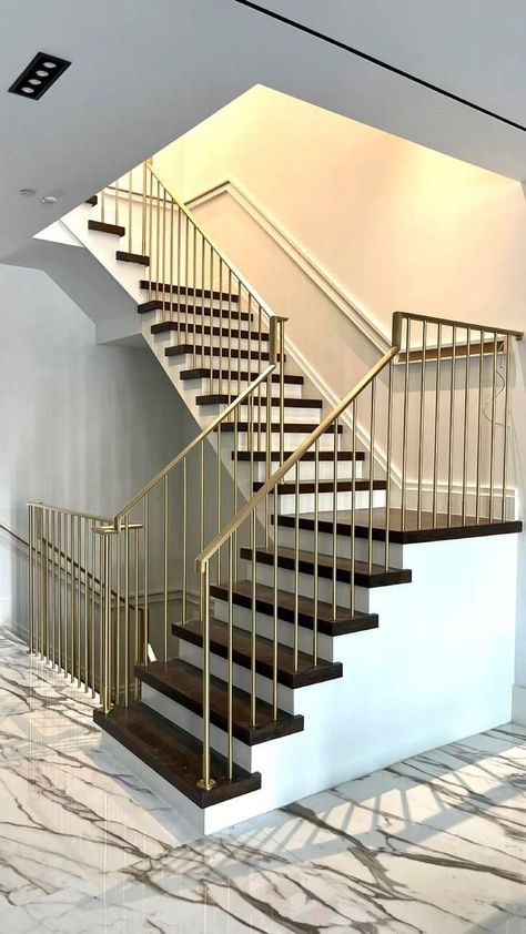 Gold Stair Railing, Industrial Stair Railing, Contemporary Stair Railing, Staircase Glass Design, Reling Design, Cable Stair Railing, Pik 2, Stairs Railing, درج السلم