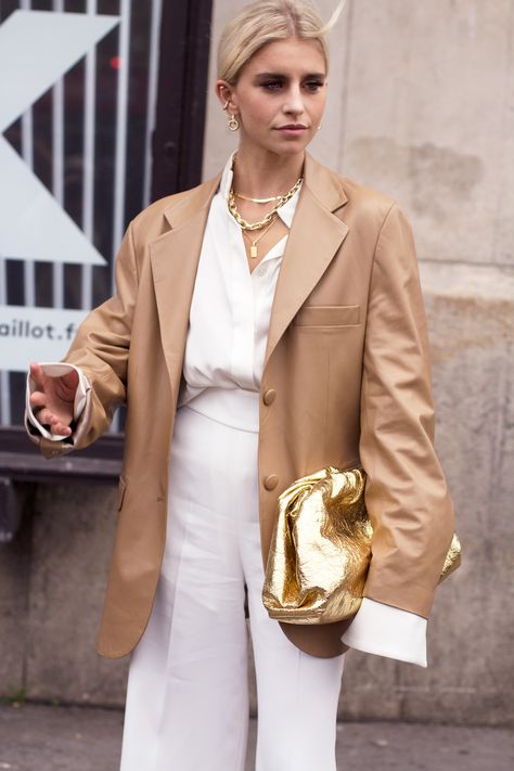 Street Style Jewelry Trends SS2020 Via Paris – ALLIE NYC Gold Bag Outfit, Clothes Colour Combinations, Colour Clothes, Camel Outfit, Street Style Jewelry, Cool Street Style, Caroline Daur, Camel Style, Outfit Cool