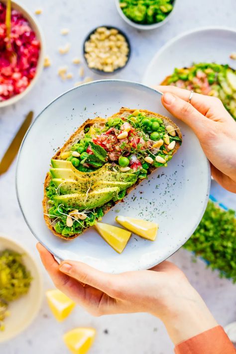 Radish Salsa, Open Faced Sandwich Recipes, Idea For Lunch, Open Sandwich, Mushy Peas, Open Faced Sandwich, Red Onion Salad, Vegan Bakery, Vegan Sandwich