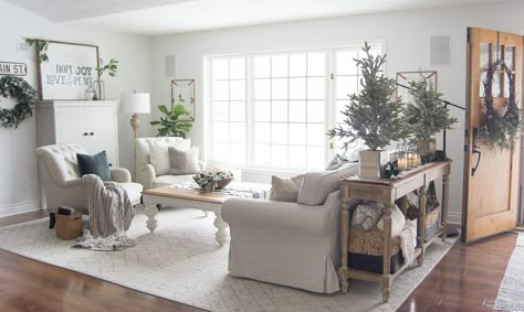 Winter Living Room Decor After Christmas, Winter Living Room Decor, Winter Living Room, Front Living Room, Simple Living Room Decor, Transitional Decor Living Room, Living Room Layout, Simple Living Room, Brown Living Room